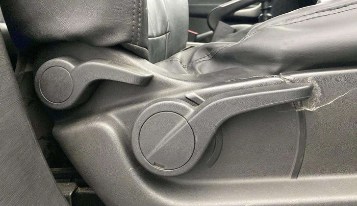 2018 Mahindra XUV500 W9, Diesel, Manual, 76,768 km, Driver Side Adjustment Panel