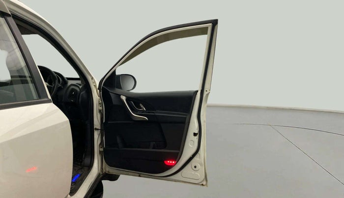 2018 Mahindra XUV500 W9, Diesel, Manual, 76,768 km, RHS Front Door