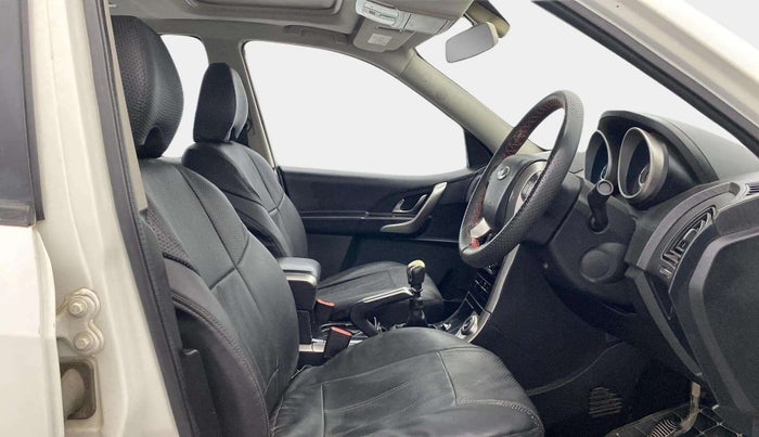 2018 Mahindra XUV500 W9, Diesel, Manual, 76,768 km, Right Side Front Door Cabin