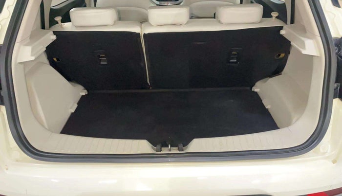 2021 Mahindra XUV300 W8 (O) 1.2 PETROL AMT, Petrol, Automatic, 17,793 km, Boot Inside