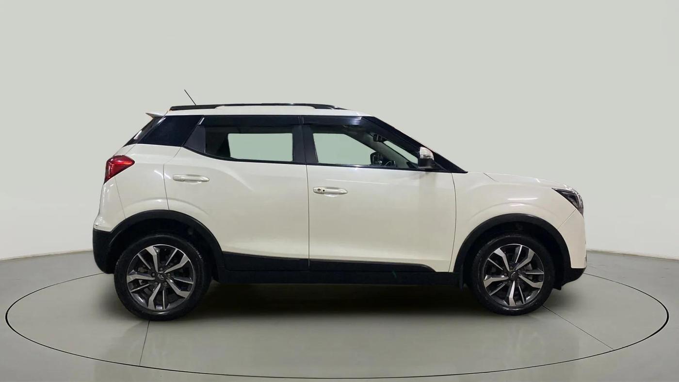 2021 Mahindra XUV300 W8 (O) 1.2 PETROL AMT, Petrol, Automatic, 17,793 km, Right Side View