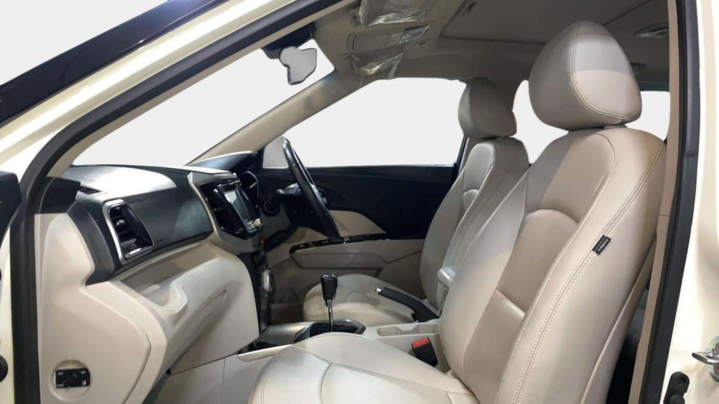 2021 Mahindra XUV300 W8 (O) 1.2 PETROL AMT, Petrol, Automatic, 17,793 km, Right Side Front Door Cabin