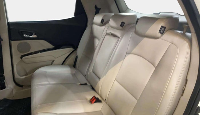2021 Mahindra XUV300 W8 (O) 1.2 PETROL AMT, Petrol, Automatic, 17,793 km, Right Side Rear Door Cabin