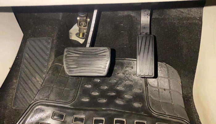 2021 Mahindra XUV300 W8 (O) 1.2 PETROL AMT, Petrol, Automatic, 17,793 km, Pedals