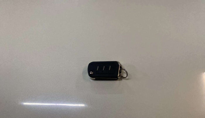 2021 Mahindra XUV300 W8 (O) 1.2 PETROL AMT, Petrol, Automatic, 17,793 km, Key Close Up