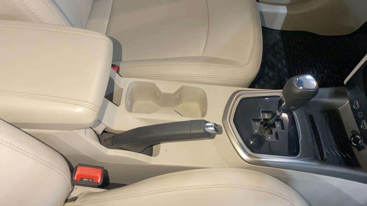 2021 Mahindra XUV300 W8 (O) 1.2 PETROL AMT, Petrol, Automatic, 17,793 km, Gear Lever