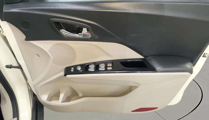 2021 Mahindra XUV300 W8 (O) 1.2 PETROL AMT, Petrol, Automatic, 17,793 km, Driver Side Door Panels Control