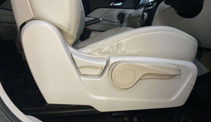 2021 Mahindra XUV300 W8 (O) 1.2 PETROL AMT, Petrol, Automatic, 17,793 km, Driver Side Adjustment Panel