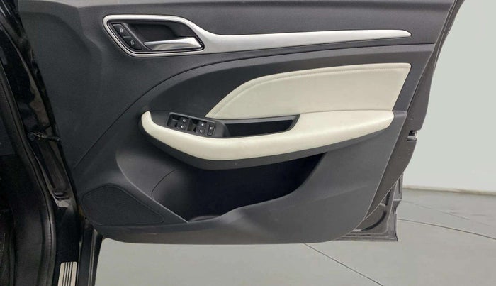 2023 MG ASTOR SAVVY 1.5 CVT, Petrol, Automatic, 15,356 km, Driver Side Door Panels Control