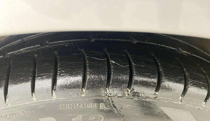 2017 Hyundai Eon MAGNA +, CNG, Manual, 76,968 km, Left Front Tyre Tread