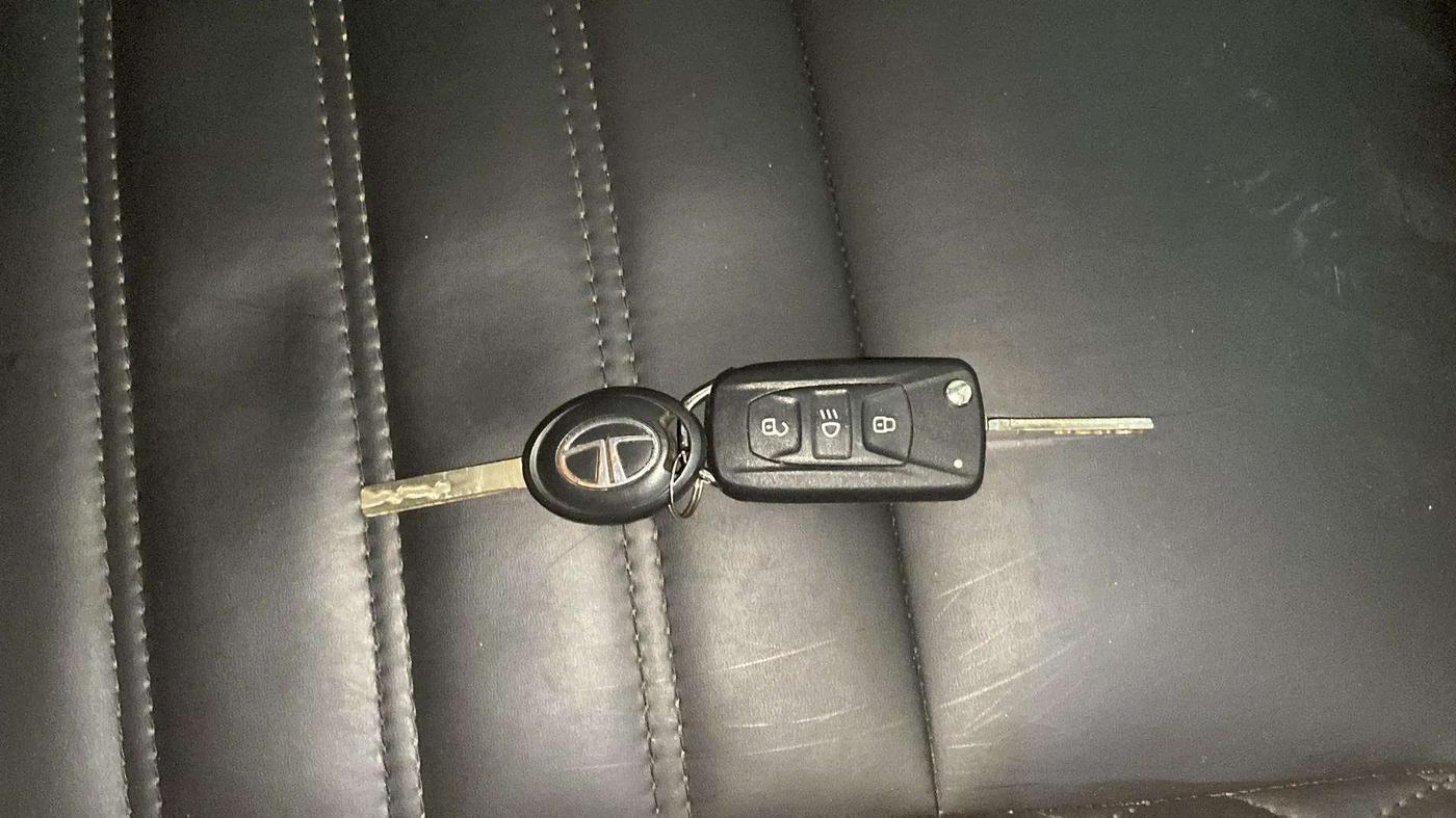 2024 Tata ALTROZ XM PLUS CNG, CNG, Manual, 16,196 km, Key Close Up