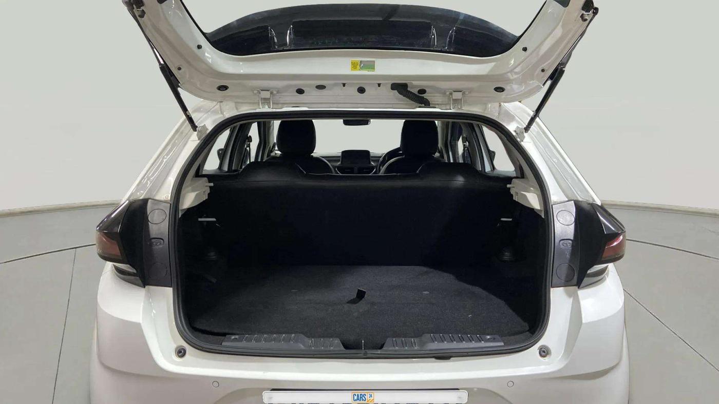 2024 Tata ALTROZ XM PLUS CNG, CNG, Manual, 16,196 km, Boot Inside