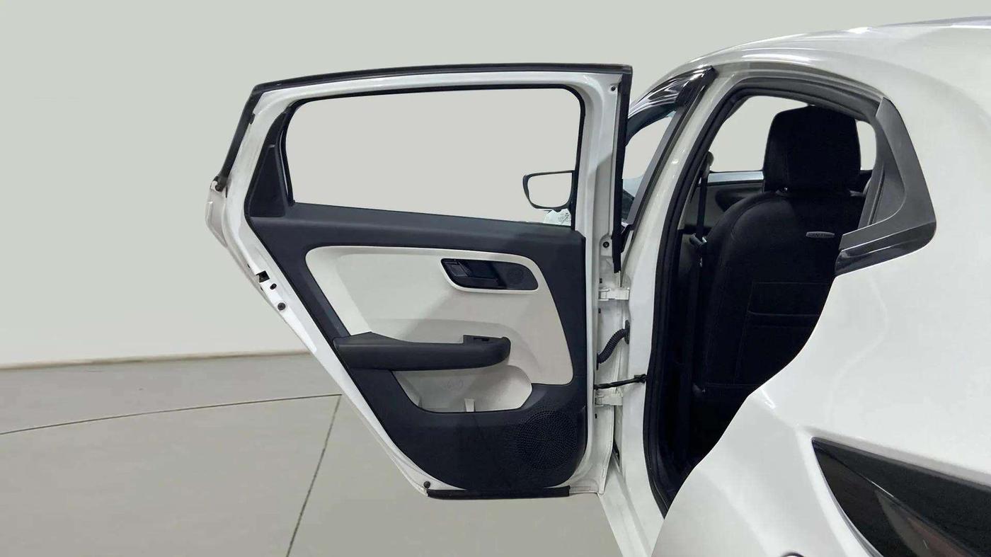 2024 Tata ALTROZ XM PLUS CNG, CNG, Manual, 16,196 km, LHS Rear Door