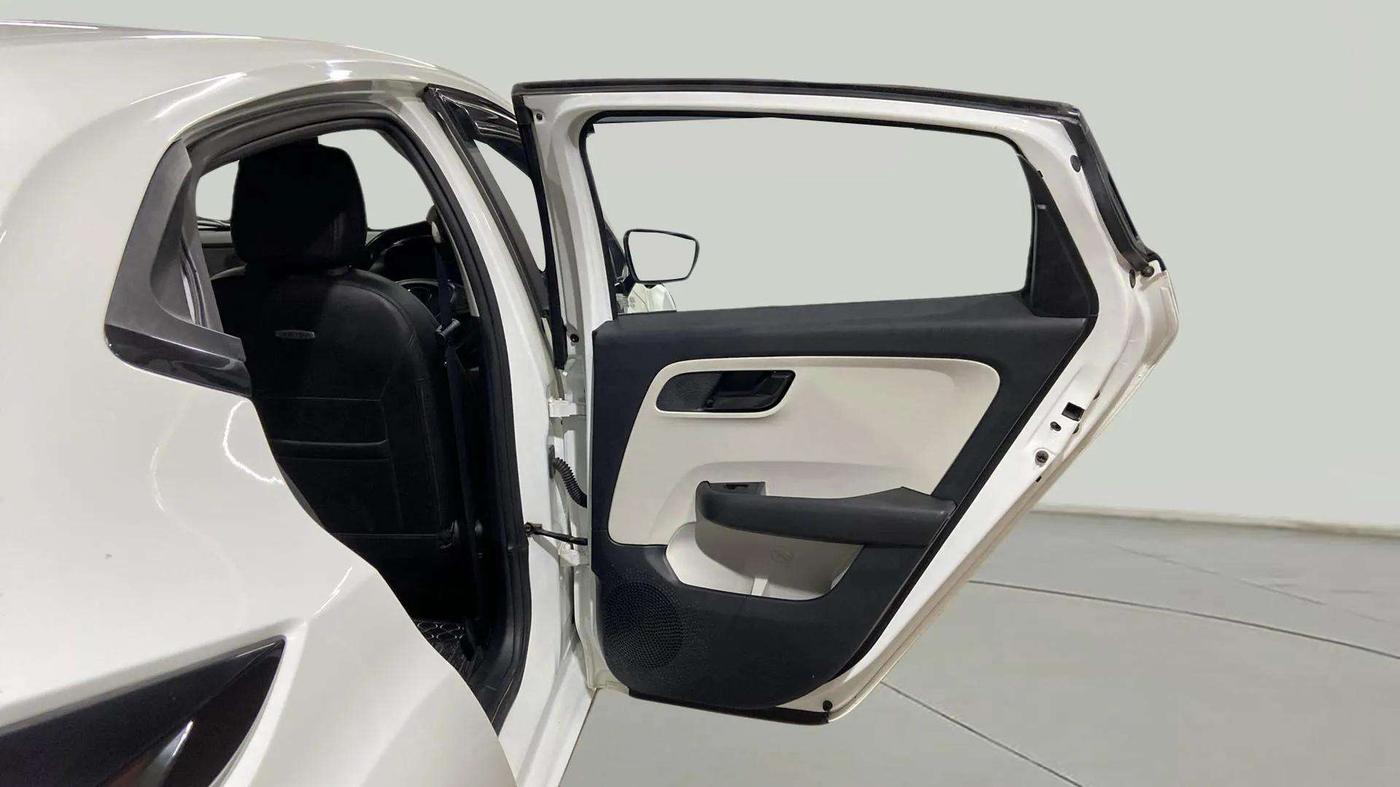 2024 Tata ALTROZ XM PLUS CNG, CNG, Manual, 16,196 km, RHS Rear Door