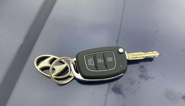 2021 Hyundai VENUE S 1.2, Petrol, Manual, 36,966 km, Key Close Up