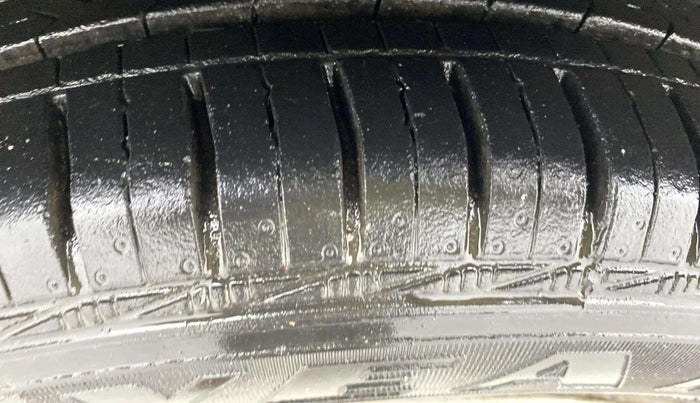 2017 Hyundai Eon MAGNA +, Petrol, Manual, 29,204 km, Left Front Tyre Tread