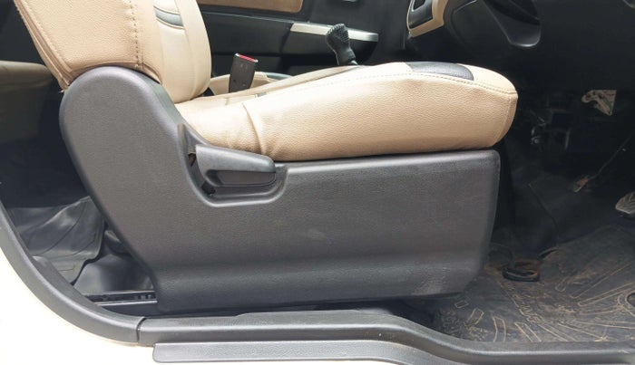 2018 Maruti Wagon R 1.0 LXI, Petrol, Manual, 53,138 km, Driver Side Adjustment Panel