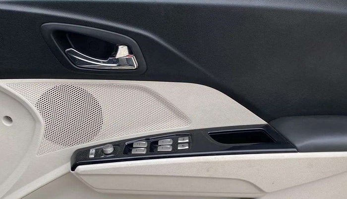 2022 Mahindra XUV300 W8 1.5 DIESEL, Diesel, Manual, 47,991 km, Driver Side Door Panels Control