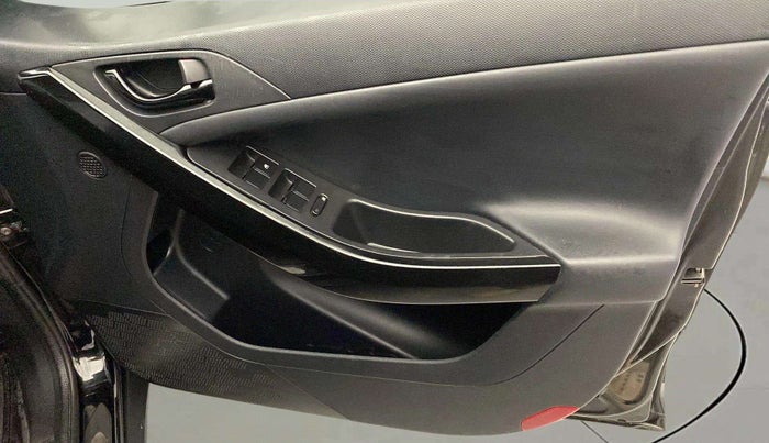 2022 Tata NEXON XZ PLUS DIESEL (L) DARK EDITION, Diesel, Manual, 82,582 km, Driver Side Door Panels Control