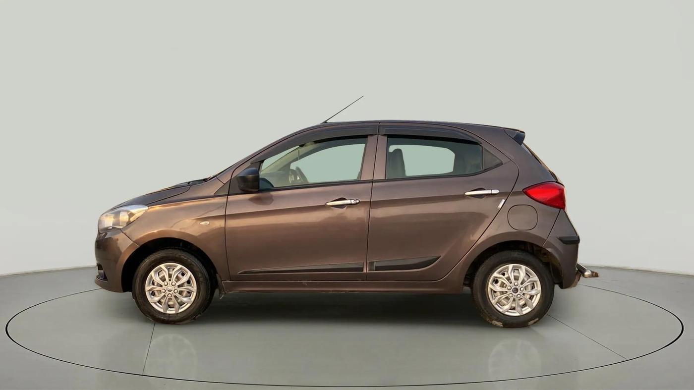 2019 Tata Tiago XE PETROL, CNG, Manual, 31,874 km, Left Side