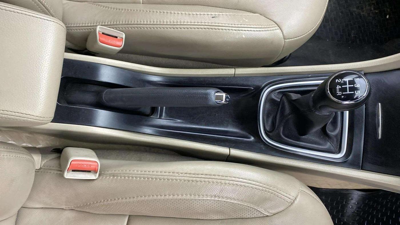 2016 Maruti Ciaz ZXI+, Petrol, Manual, 75,073 km, Gear Lever