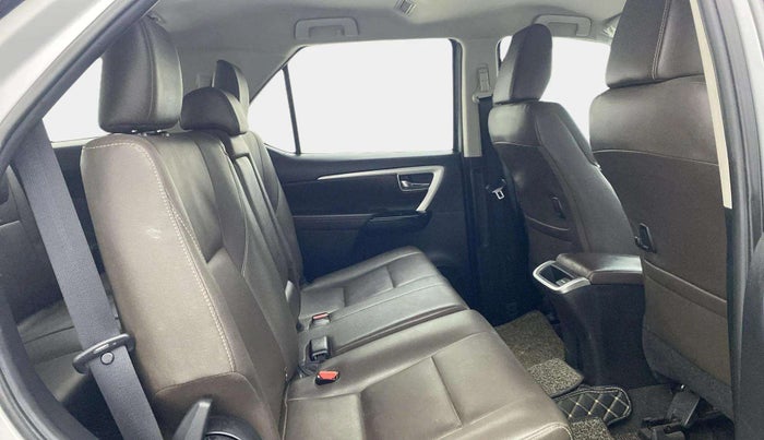 2018 Toyota Fortuner 2.8 4X2 MT, Diesel, Manual, 57,660 km, Right Side Rear Door Cabin