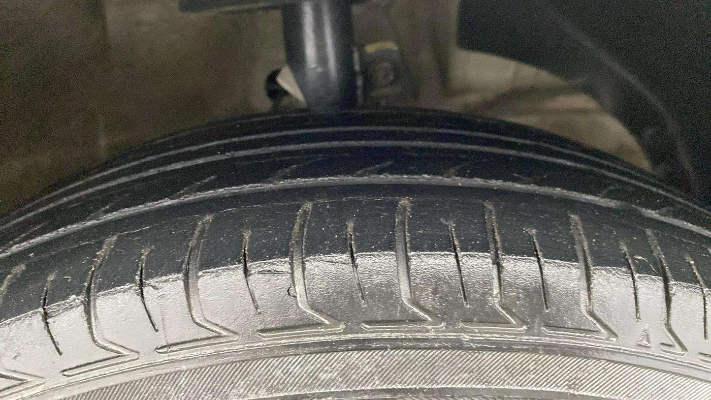 2019 Maruti Dzire VDI, Diesel, Manual, 75,344 km, Right Front Tyre Tread
