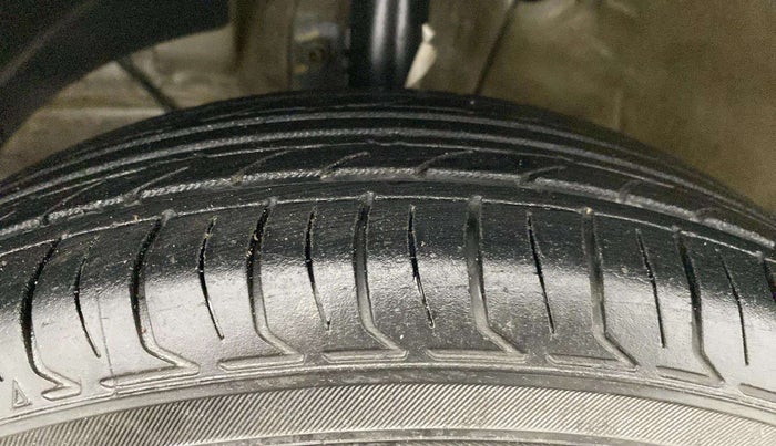 2019 Maruti Dzire VDI, Diesel, Manual, 75,344 km, Left Front Tyre Tread