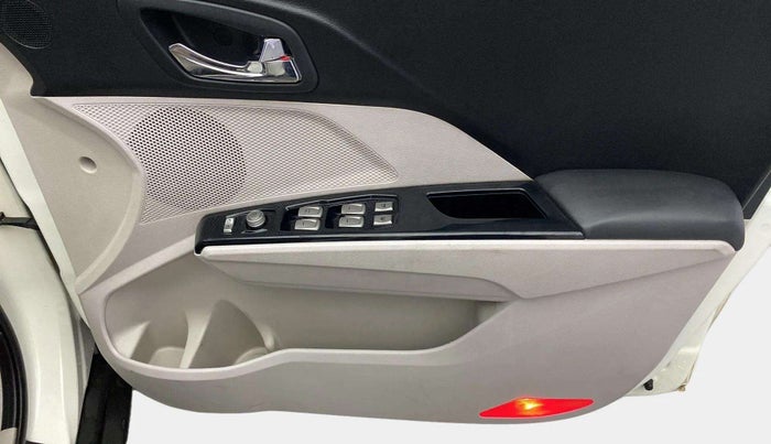 2020 Mahindra XUV300 W8 1.5 DIESEL AMT, Diesel, Automatic, 40,403 km, Driver Side Door Panels Control