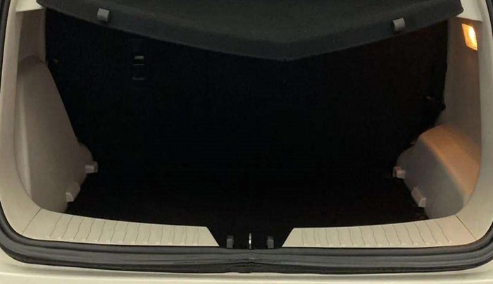 2020 Mahindra XUV300 W8 1.5 DIESEL AMT, Diesel, Automatic, 40,403 km, Boot Inside