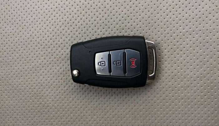 2020 Mahindra XUV300 W8 1.5 DIESEL AMT, Diesel, Automatic, 40,403 km, Key Close Up
