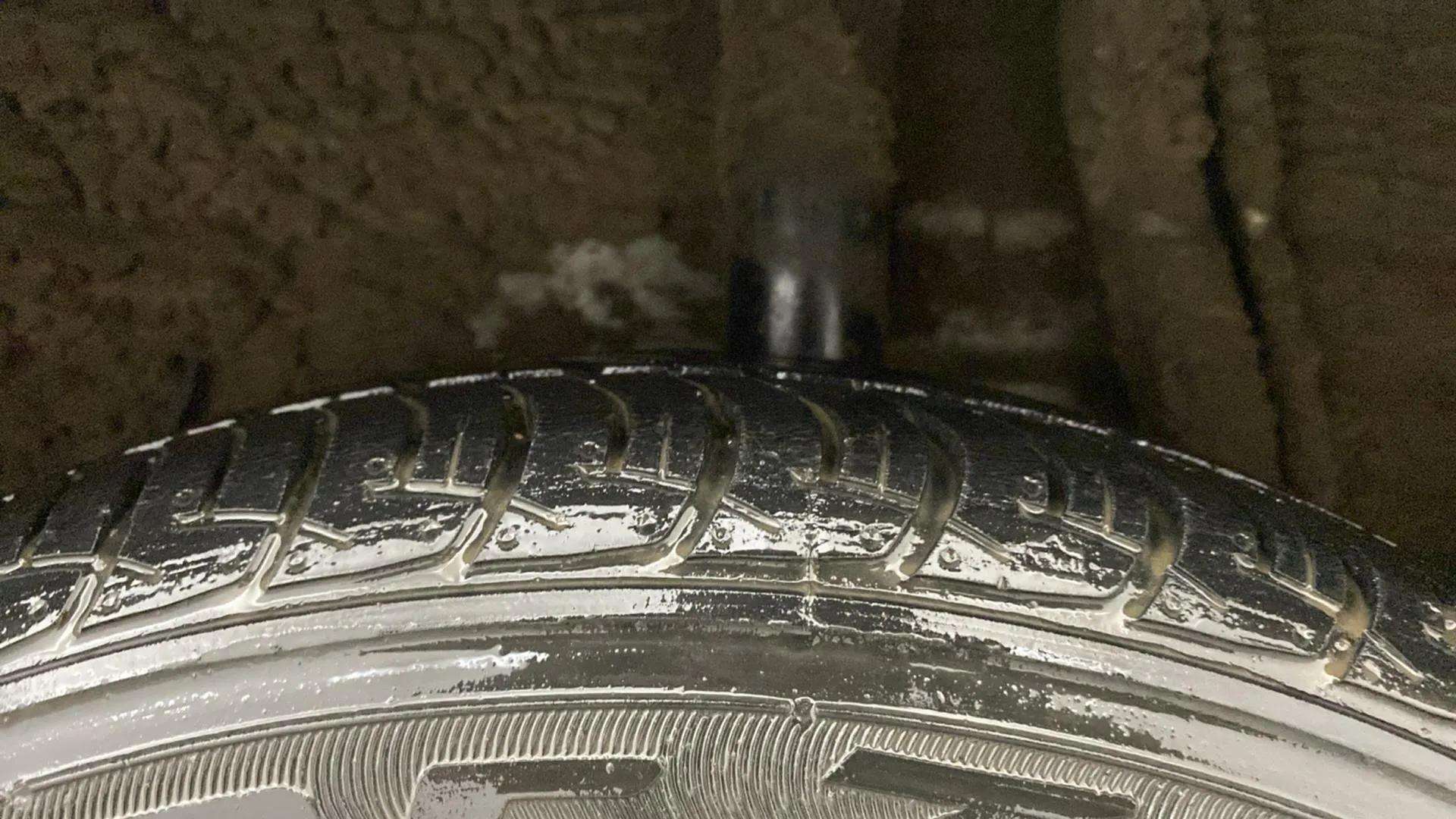 LHS-Rear-Tyre-Tread-21