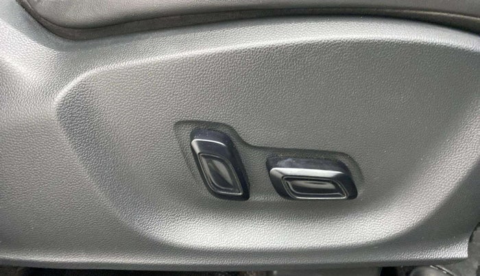2021 MG ASTOR SHARP 1.5 MT, Petrol, Manual, 62,556 km, Driver Side Adjustment Panel