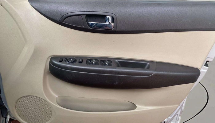 2014 Hyundai i20 MAGNA 1.2, Petrol, Manual, 89,432 km, Driver Side Door Panels Control