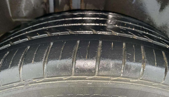 2018 Maruti Ciaz ALPHA  AT 1.5 SHVS PETROL, Petrol, Automatic, 24,724 km, Right Rear Tyre Tread