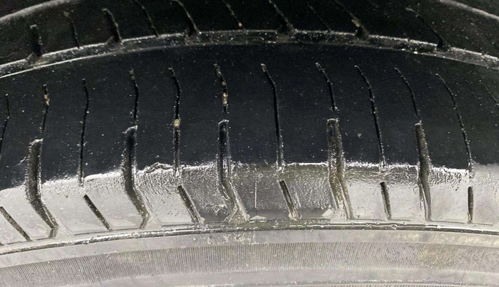 2014 Maruti Ertiga ZXI, Petrol, Manual, 76,539 km, Right Rear Tyre Tread