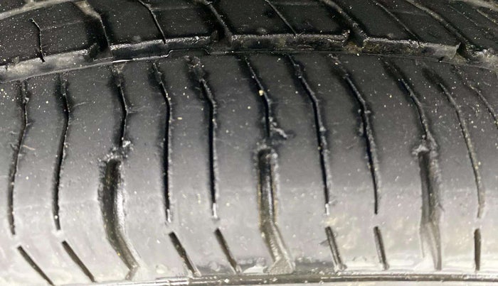 2014 Maruti Ertiga ZXI, Petrol, Manual, 76,539 km, Right Front Tyre Tread