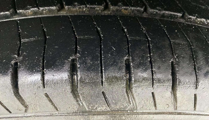 2014 Maruti Ertiga ZXI, Petrol, Manual, 76,539 km, Left Front Tyre Tread