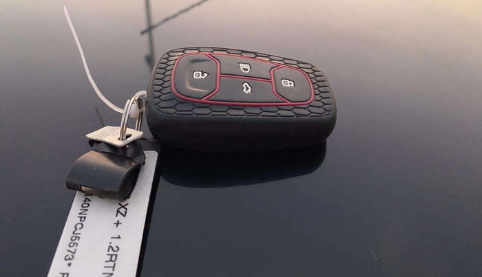 2022 Tata ALTROZ XZ PLUS PETROL, Petrol, Manual, 36,180 km, Key Close Up