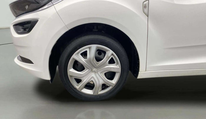 2023 Tata ALTROZ XM PLUS CNG, CNG, Manual, 24,911 km, Left Front Wheel