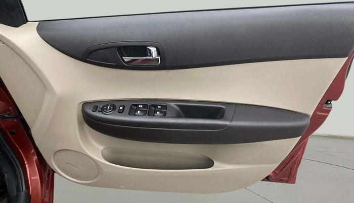 2014 Hyundai i20 SPORTZ 1.2, Petrol, Manual, 59,005 km, Driver Side Door Panels Control