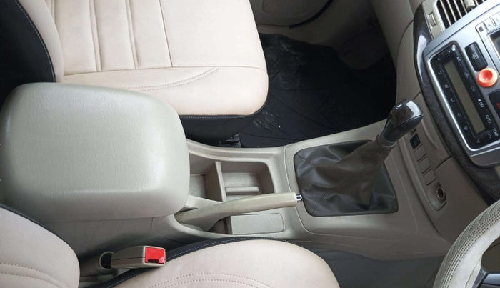 2014 Toyota Innova 2.5 ZX 7 STR, Diesel, Manual, 1,70,000 km, Gear Lever