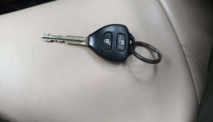 2014 Toyota Innova 2.5 ZX 7 STR, Diesel, Manual, 1,70,000 km, Key Close Up