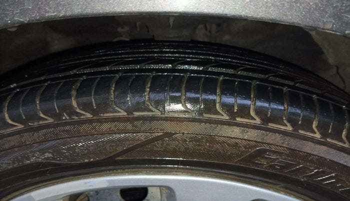 2013 Hyundai Verna FLUIDIC 1.6 VTVT EX, Petrol, Manual, 64,114 km, Right Front Tyre Tread