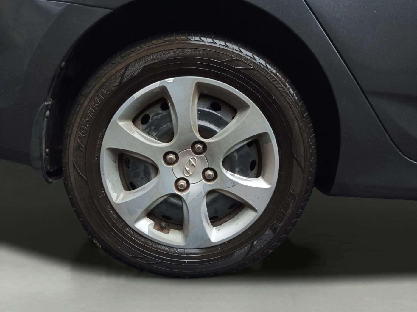 2013 Hyundai Verna FLUIDIC 1.6 VTVT EX, Petrol, Manual, 64,114 km, Right Rear Wheel