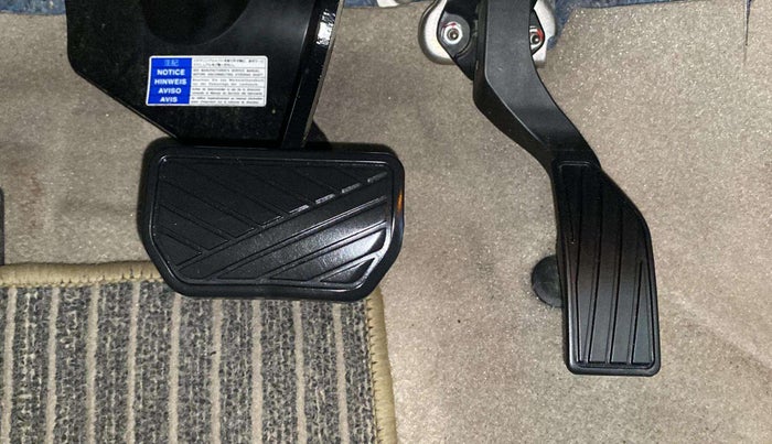 2021 Maruti Ciaz ALPHA  AT 1.5 SHVS PETROL, Petrol, Automatic, 68,181 km, Pedals