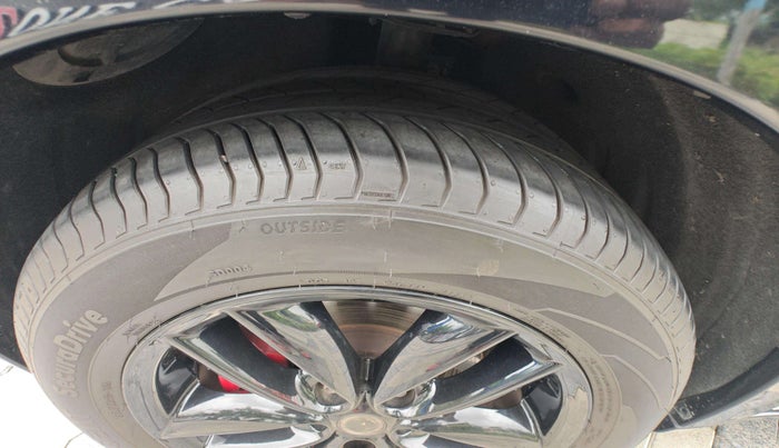 2013 Mini Cooper Countryman 1.6 one 5 Door, Petrol, Automatic, 39,126 km, Right Front Tyre Tread