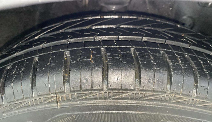 2018 Hyundai Eon MAGNA +, Petrol, Manual, 3,599 km, Right Front Tyre Tread