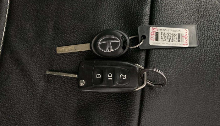 2021 Tata NEXON XM SUNROOF PETROL, Petrol, Manual, 88,511 km, Key Close Up