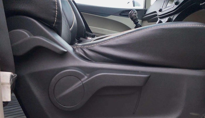 2018 Mahindra MARAZZO M4 7 STR, Diesel, Manual, 89,116 km, Driver Side Adjustment Panel